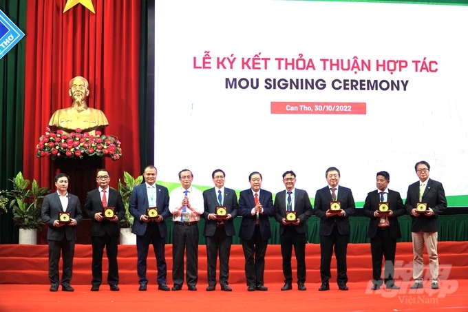 Trường Đại học Cần Thơ ký kết hợp tác với các đối tác phát triển đào tạo nhân lực KHCN vùng ĐBSCL. Ảnh: Kim Anh.