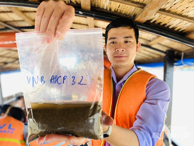 Collecting sand samples at many locations on the Hau and Tien rivers is important data for the construction of a sandbank for the Mekong Delta. Photo: Le Hoang Vu.