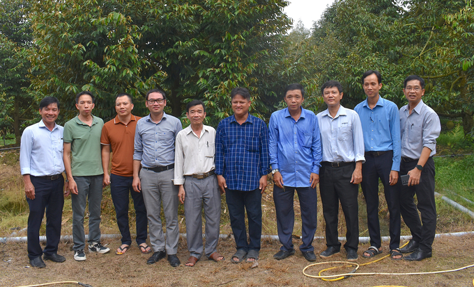 Đoàn công tác của Cục Bảo vệ thực vật đã có chuyến thăm, khảo sát mô hình quản lý dịch hại trên cây sầu riêng tại xã Long Khánh, thị xã Cai Lậy, tỉnh Tiền Giang. Ảnh: Minh Đảm.