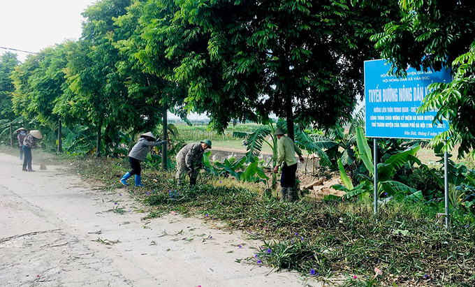 Nông dân xã Văn Đức (huyện Gia Lâm) chung tay làm đẹp 'Tuyến đường nông dân kiểu mẫu'.