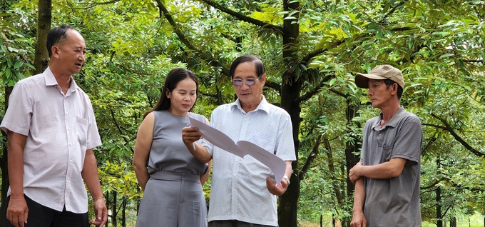 Ghi chép nhật ký sản xuất là 'chìa khóa' giúp ông Bình sản xuất hiệu quả. Ảnh: Trần Trung.