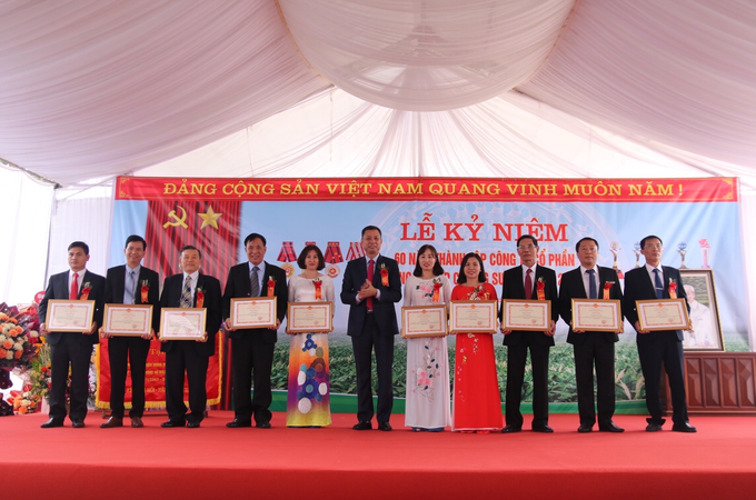 Ông Nguyễn Thành Công, Phó Chủ tịch UBND tỉnh Sơn La trao tặng bằng khen cho tập thể và cá nhân có thành tích trong hoạt động của Công ty Chiềng Sung. Ảnh: CT.