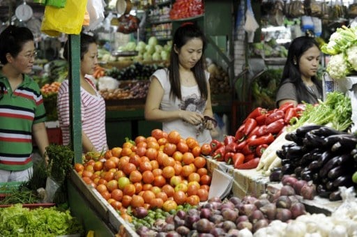 Người tiêu dùng Philippines xếp hàng mua rau của ở chợ thủ đô Manila hồi cuối năm ngoái. Ảnh: AFP