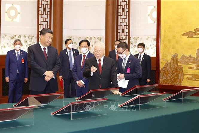 Tổng Bí thư Nguyễn Phú Trọng và Tổng Bí thư, Chủ tịch Trung Quốc Tập Cận Bình chứng kiến các văn kiện hợp tác hai nước đã được ký kết. Ảnh: TTXVN.