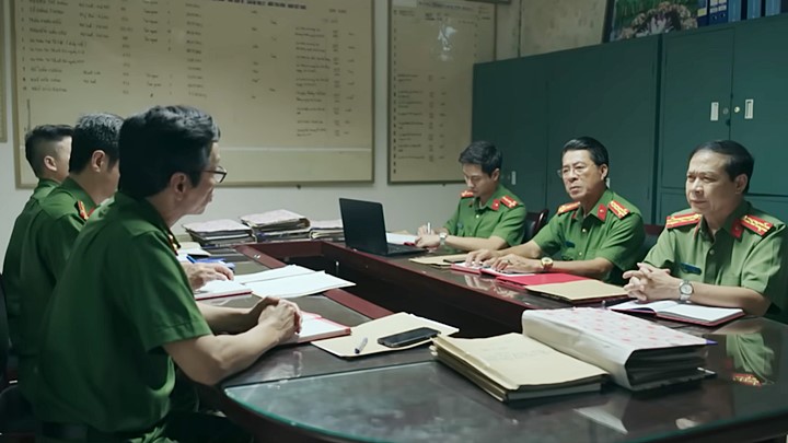 Đấu trí tập 73: Sắp phá được án, Đại tá Giang bất ngờ nhận cuộc gọi từ số lạ. Ảnh chụp màn hình