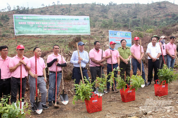 Đại diện lãnh đạo Sở NN-PTNT Thừa Thiên - Huế và Công ty Cổ phần Chăn nuôi CP. Việt Nam tham gia lễ phát động chương trình trồng rừng với chủ đề 'CP. Việt Nam vì một Việt Nam xanh 2021-2025'. Ảnh: Công Điền.
