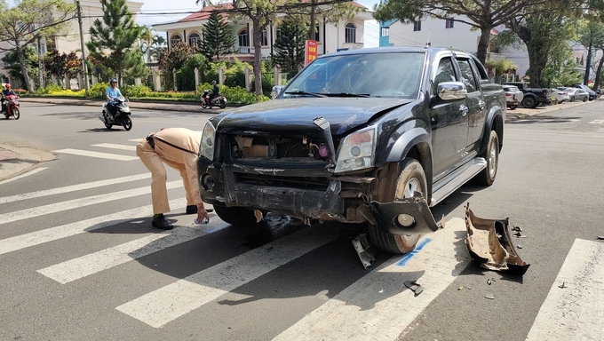 Ô tô bán tải bị hư hỏng phần đầu.