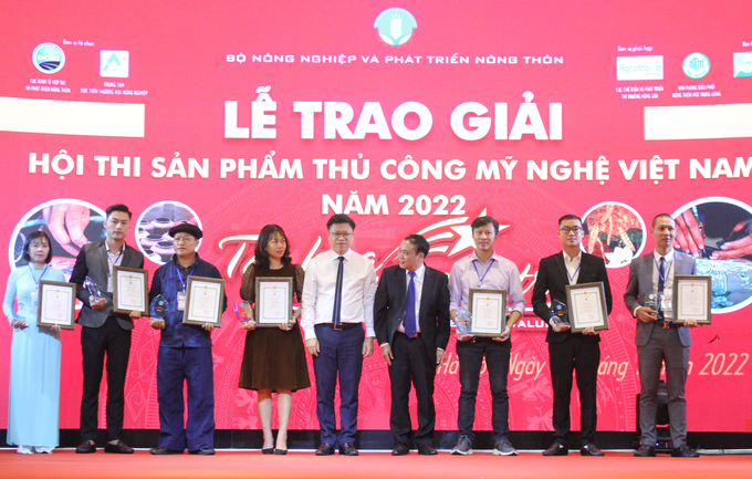 Ban tổ chức trao 48 giải thưởng cho các tác phẩm, tác giả đạt giải trong Hội thi Sản phẩm thủ công mỹ nghệ Việt Nam năm 2022. Ảnh: Trung Quân.