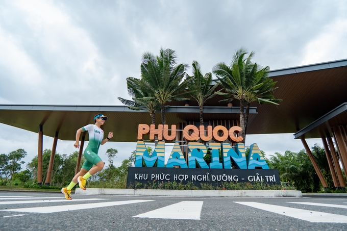 'Nữ hoàng triathlon' Việt – Lâm Túc Ngân đang thử đường chạy của Phu Quoc Marina. Cô đánh giá 'Đây là cung đường để những người có kinh nghiệm lập kỷ lục mới'.