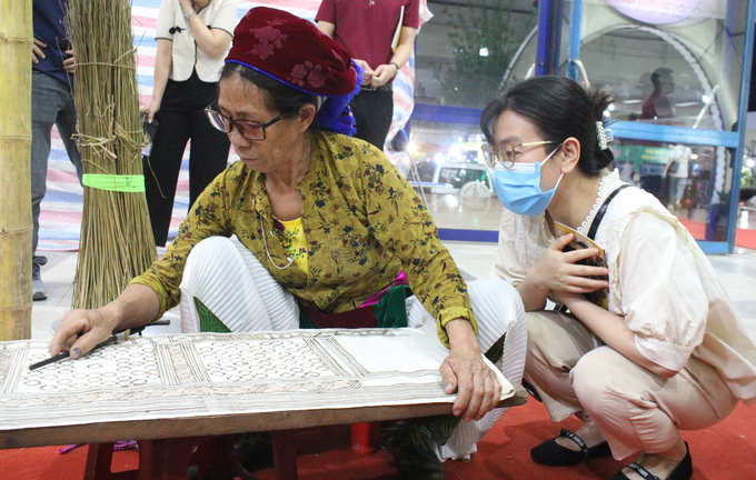 Festival Làng nghề Việt Nam năm nay đã thu hút được sự quan tâm của rất nhiều các bạn trẻ. Những câu chuyện đời, chuyện nghề mà các nghệ nhân chia sẻ đã giúp nhiều bạn trẻ có cách nhìn tươi mới hơn về cuộc sống, thêm yêu con người, các giá trị văn hóa, lịch sử của dân tộc hơn.