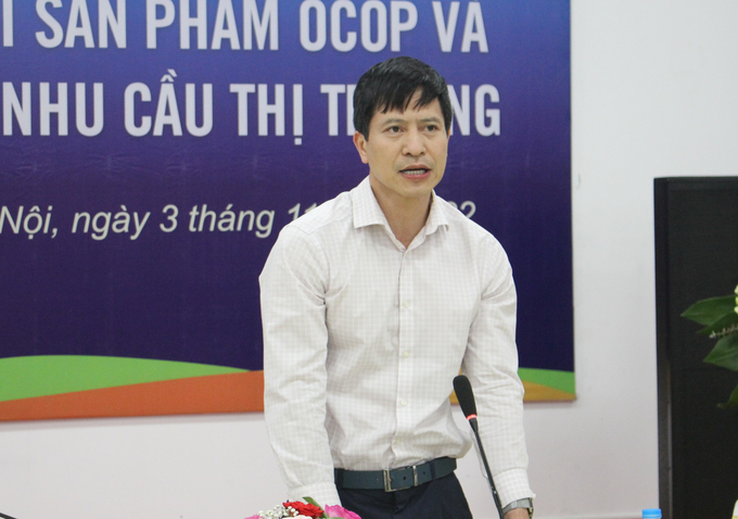 Theo ông Nguyễn Minh Tiến, Giám đốc Trung tâm Xúc tiến thương mại nông nghiệp, việc hoàn thiện bao bì sản phẩm là đặc biệt cần thiết, quyết định quan trọng tới thành công của sản phẩm OCOP. Ảnh: Trung Quân.