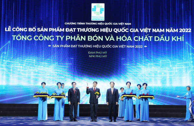 Phó Tổng Giám đốc Tạ Quang Huy đại diện PVFCCo nhận biểu trưng Thương hiệu Quốc gia. Ảnh: Đức Trung.