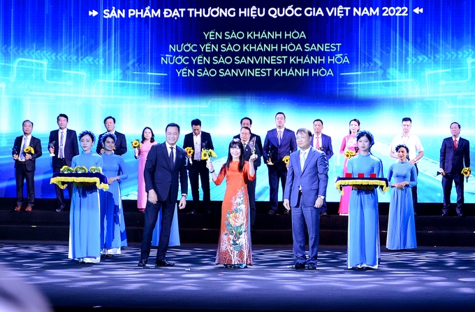 Đại diện Công ty Yến sào Khánh Hòa nhận chứng nhận Thương hiệu Quốc gia năm 2022.