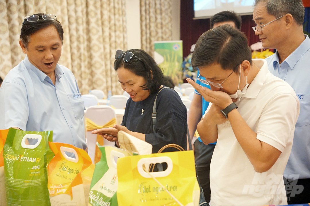 Đại biểu thử mùi của các loại gạo tham gia cuộc thi. Ảnh: Nguyễn Thủy.