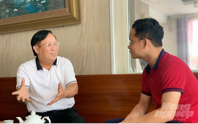 Ông Lê Xuân Thảo (áo trắng, bên trái) chia sẻ với phóng viên