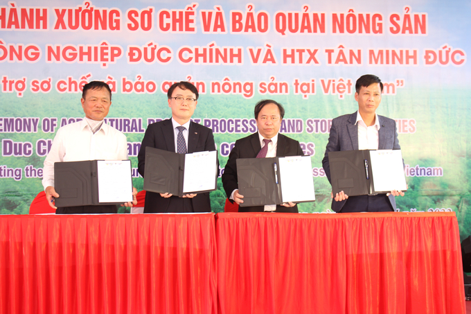 Viện Khoa học Nông nghiệp Việt Nam và Cộng đồng Phát triển nông thôn Hàn Quốc ký biên bản bàn giao nhà xưởng cho HTX Đức Chính và Tân Minh Đức. Ảnh: Trung Quân.