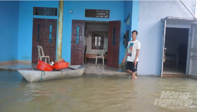 Nước ngập vào nhà tại nhà dân tại thôn Kén (Tượng Sơn, Nông Cống). Ảnh tư liệu: Quốc Toản.