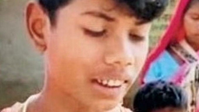 Cậu bé 8 tuổi, Deepak, đã may mắn thoát chết sau cú tấn coogn của con rắn hổ mang. Ảnh: Indianexpress