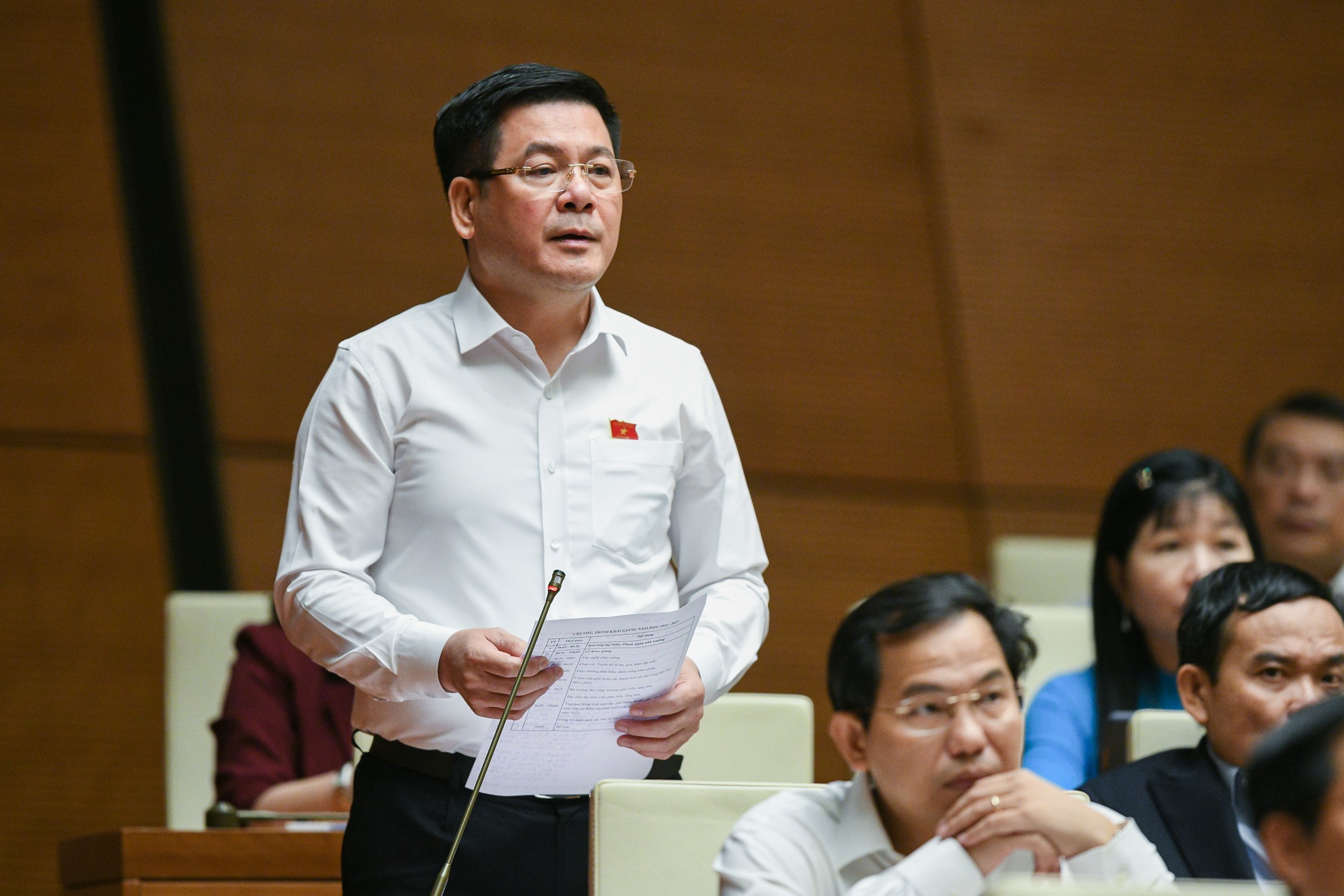 Bộ trưởng Công thương Nguyễn Hồng Diên trả lời vấn đề xăng dầu tại Quốc hội sáng 5/10. Ảnh: Quốc hội.