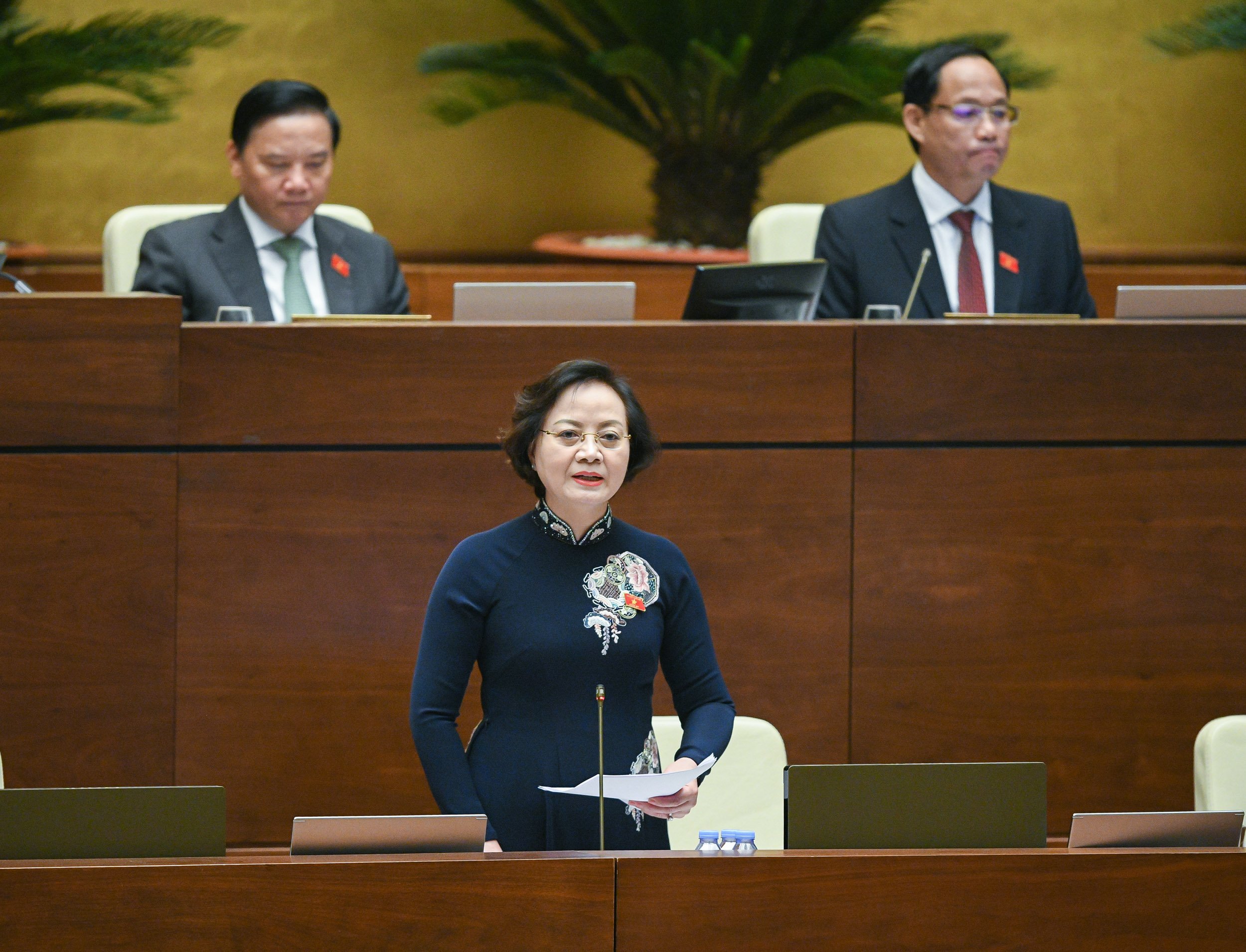 Bộ trưởng Nội vụ Phạm Thị Thanh Trà trả lời 9 vấn đề chiều ngày 4/11 các đại biểu Quốc hội. Ảnh: Quốc hội.