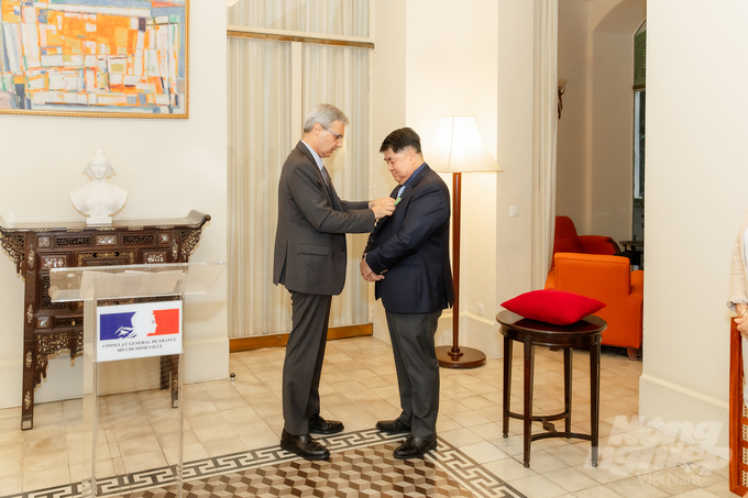 Đại sứ đặc mệnh toàn quyền Cộng hòa Pháp tại Việt Nam trao Huân chương Công trạng vì sự nghiệp Nông nghiệp quốc gia của Chính phủ Pháp cho ông Paul Le (bên phải). Ảnh: Minh Sáng.