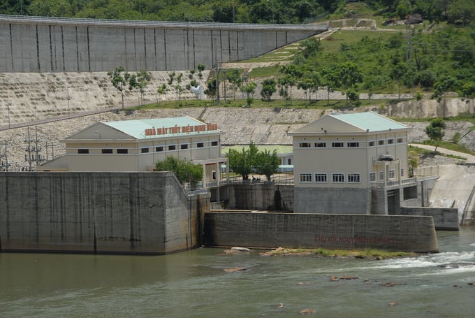 Nhà máy Thủy điện Định Bình có công suất 6MW nằm bên trái hồ chứa nước Định Bình. Ảnh: Tuấn Anh.