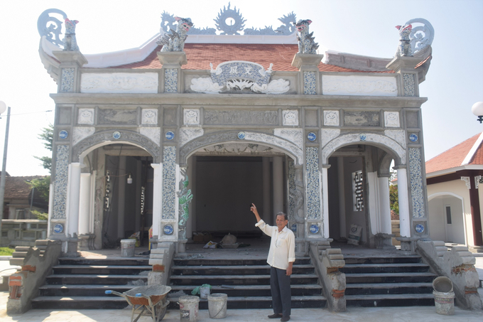 Cụ Trần Trước đứng trước đền thờ ông Văn Phong được trùng tu đã gần hoàn thành. Ảnh: Tuấn Anh.