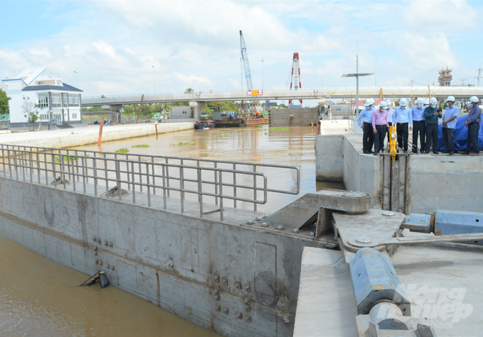 Cống âu thuyền Xẻo Rô đầu đầu tư hoàn chỉnh, vận hành điều tiết thủy lợi, giúp bảo vệ vùng sản xuất lúa - tôm An Biên, An Minh không còn lo nhiễm mặn vào cuối vụ. Ảnh: Trung Chánh.