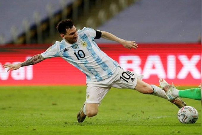 Lionel Messi gặp chấn thương trong màu áo PSG. Ảnh: AS.