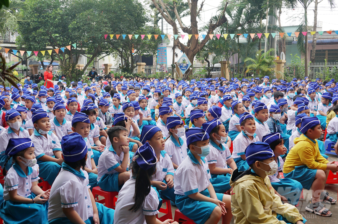 Học sinh Trường Tiểu học Lộc An trong buổi sáng chào cờ đầu tuần. Ảnh: Nguyễn Thủy.