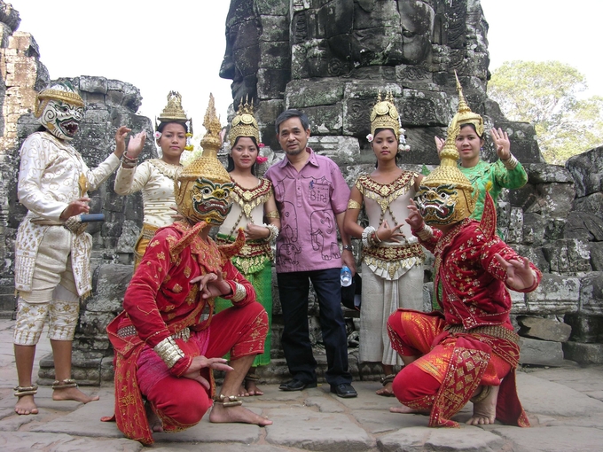 Thái Sinh giữa những vũ công Campuchia tại Angkor Vat năm 2007.