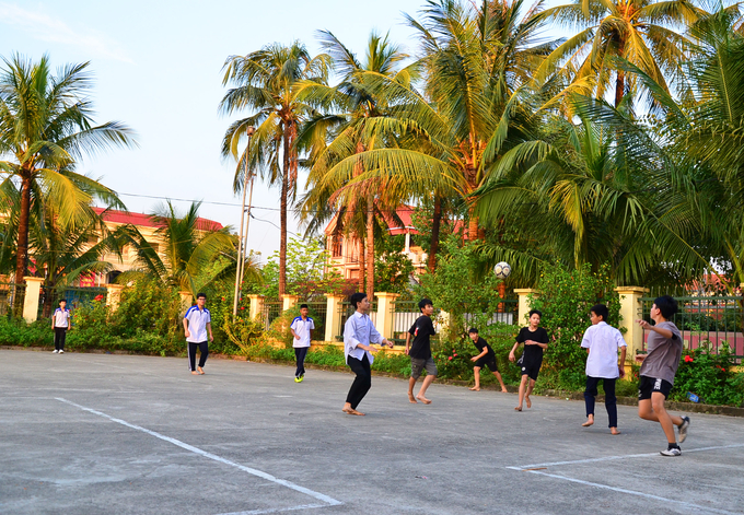Trẻ em chơi đá bóng tại sân nhà văn hóa xã Yên Sở. Ảnh: Dương Đình Tường.