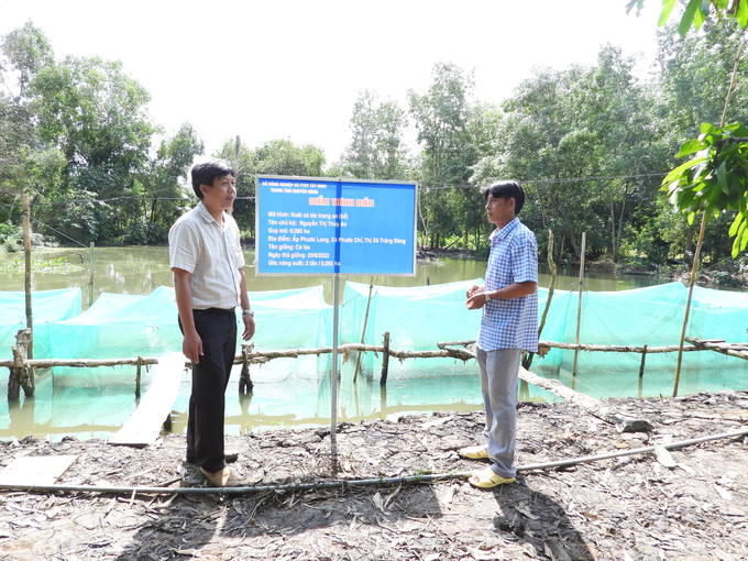 Ông Hà Thanh Tùng - Giám đốc Trung tâm Khuyến nông (áo trắng) thăm, kiểm tra, đánh giá mô hình nuôi trồng thủy sản tại địa phương. Ảnh: Trần Trung.