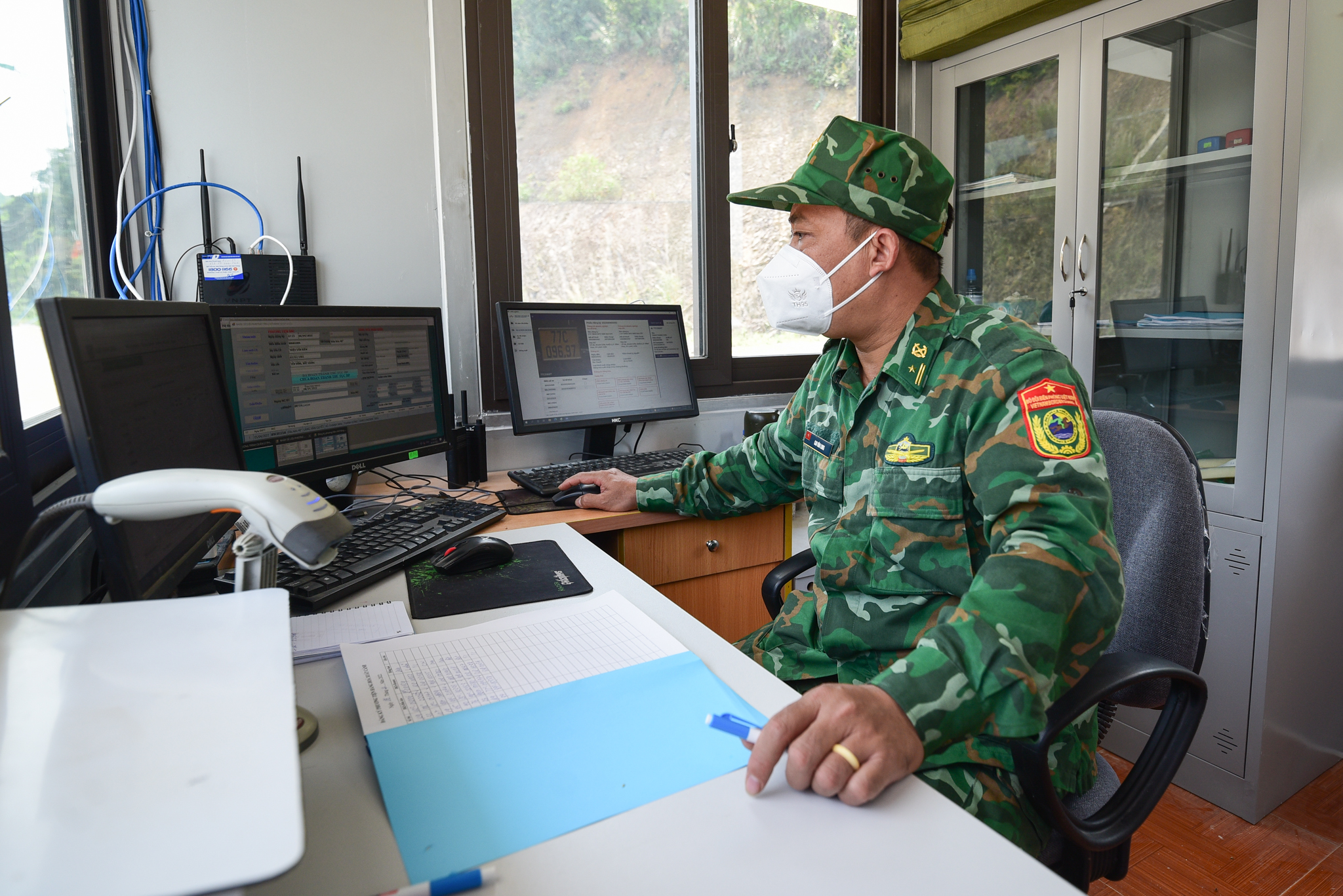 Bên cạnh những cải cách về thủ tục hành chính, các đơn vị chức năng ở khu vực cửa khẩu Lạng Sơn xác định sẵn sàng tăng ca để phục vụ nhu cầu thông quan của các tháng cuối năm. Ảnh: Tùng Đinh.