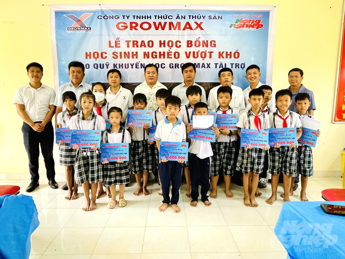 Quỹ Khuyến học GrowMax trao 15 suất học bổng cho học sinh có hoàn cảnh khó khăn tại Trường Tiểu học thị Trấn Trần Đề A, huyện Trần Đề, tỉnh Sóc Trăng. Ảnh: CTV.
