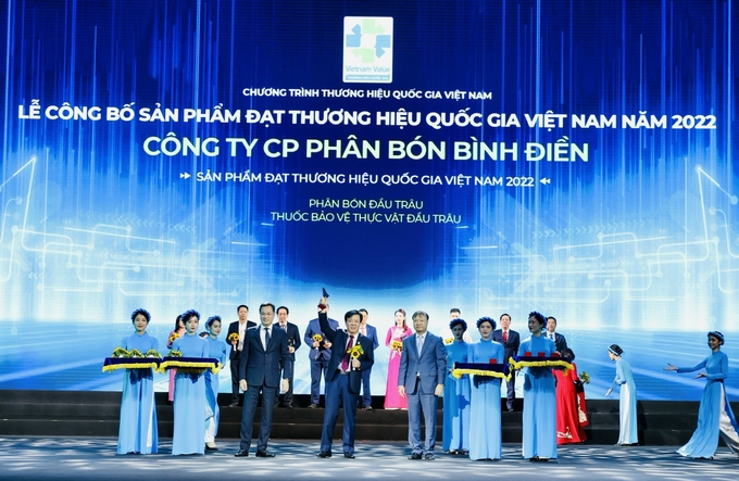 Ông Ngô Văn Đông, Tổng giám đốc Công ty CP Phân bón Bình Điền (giữa) nhận danh hiệu Thương hiệu quốc gia. Ảnh: Ngọc Vân.
