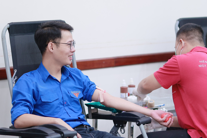 Chia sẻ tại ngày hội hiến máu, một tình nguyện viên cho biết bản thân mong muốn đóng góp những giọt máu của mình, trao đi để có thể cứu sống những người bệnh đang cần máu, cần sự sống.