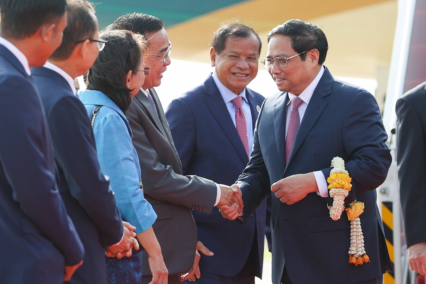 Đại diện Chính phủ Campuchia đón Thủ tướng Phạm Minh Chính tại sân bay quốc tế Phnom Penh. Ảnh: VGP.