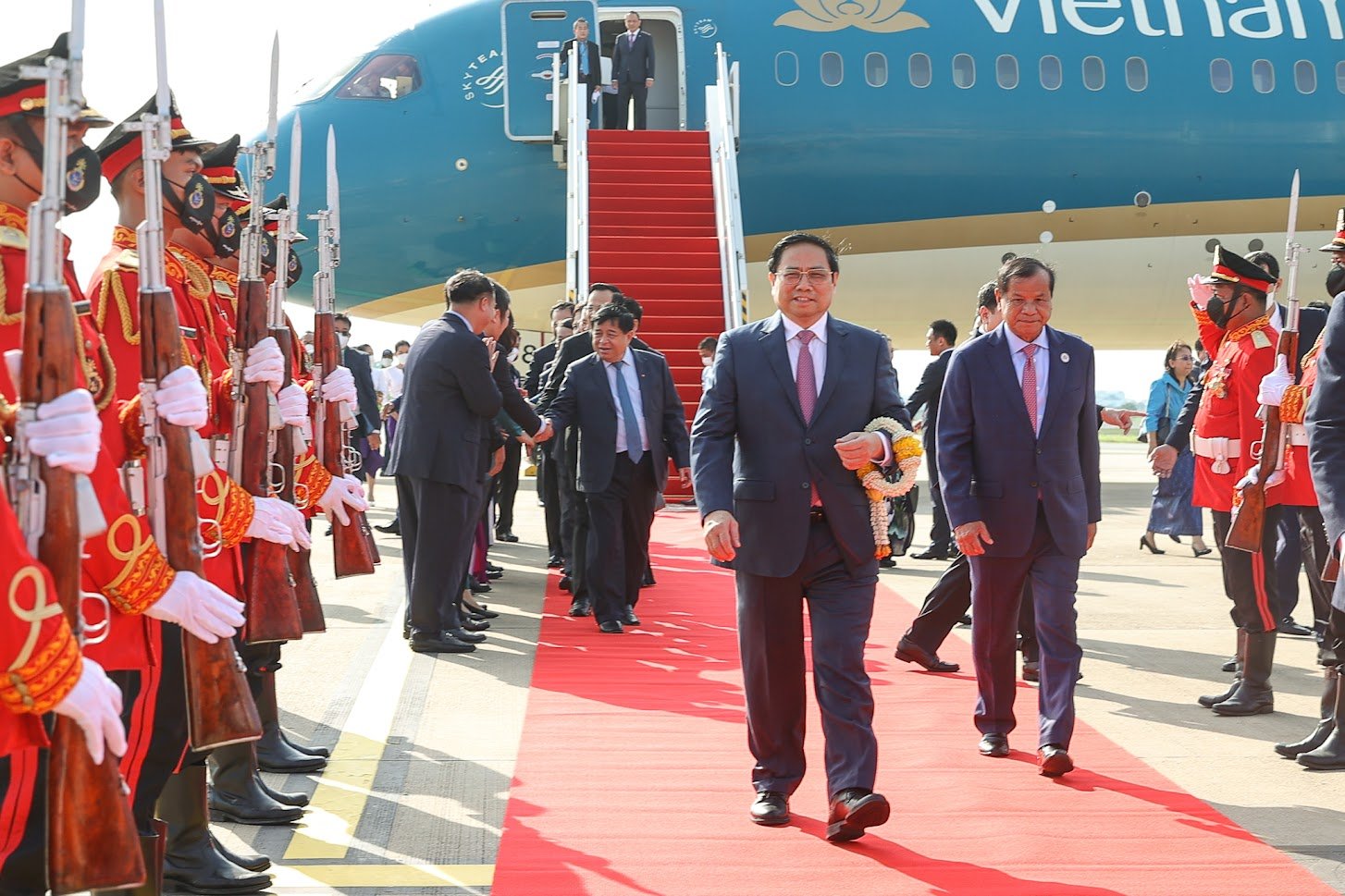 Sân bay Phnom Penh rực rỡ nắng vàng với quốc kỳ Việt Nam và Campuchia. Ảnh: VGP.