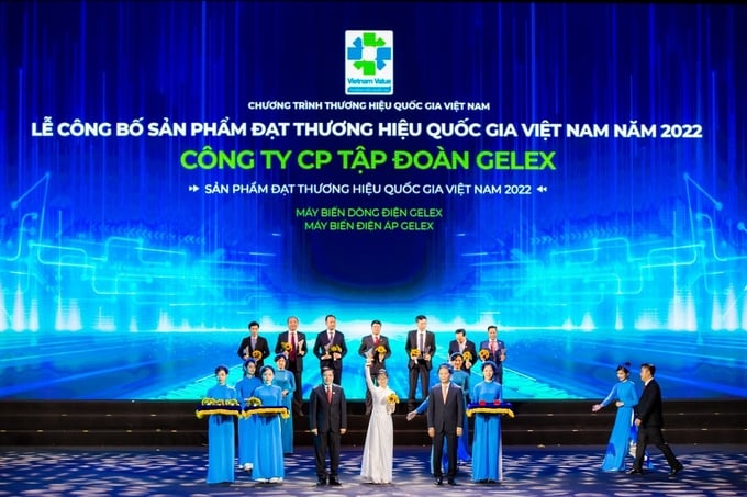 Đại diện Tập đoàn GELEX nhận biểu trưng Thương hiệu Quốc gia Việt Nam năm 2022.