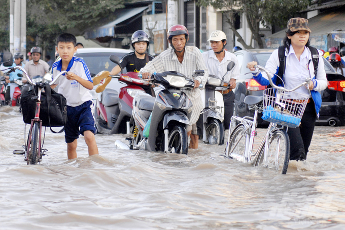 Triều cường dâng cao làm ngập các tuyến đường ở TP Cần Thơ. Ảnh: Lê Hoàng Vũ.