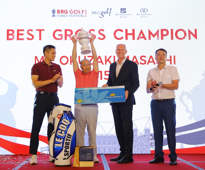 Gôn thủ Okuzaki Masashi tới từ Nhật Bản nhận cúp vô địch 2022 BRG Golf Hanoi Festival. Ảnh: Quang Anh.