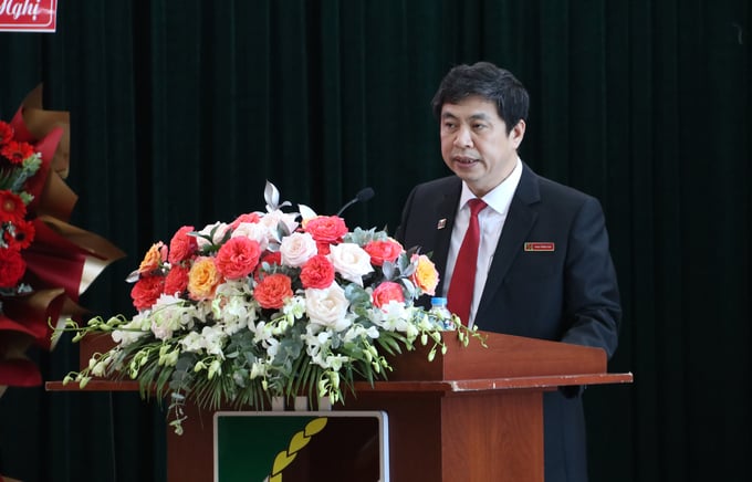 Ông Phạm Thông Thái, Chủ tịch Công đoàn cơ sở Agribank Đắk Lắk báo cáo công tác công đoàn năm 2021. Ảnh: Quang Yên.