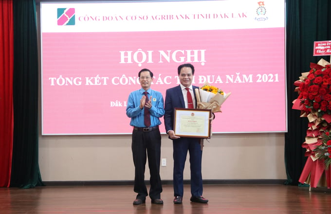 Ông Vương Hồng Lĩnh, Giám đốc Agribank chi nhánh tỉnh Đắk lắk được Tổng liên đoàn lao Việt Nam tặng bằng khen. Ảnh: Quang Yên.