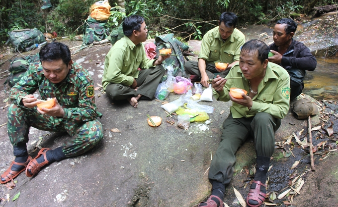Để quản lý, bảo vệ rừng hiệu quả, nhân viên cùng người dân trong các thôn làng phải ăn nằm trong rừng. Ảnh: TĐL.