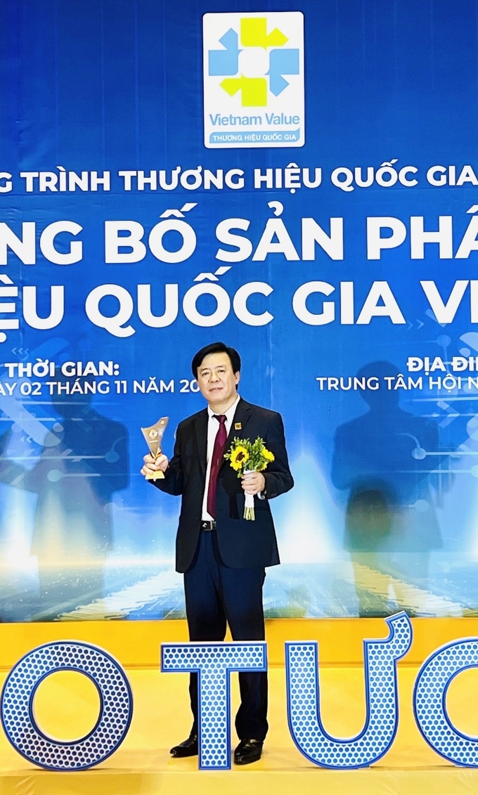 Công ty Cổ phần Phân bón Bình Điền luôn hướng đến bà con nông dân và đi theo hướng xây dựng những quy trình Canh tác thông minh nhằm giúp bà con nông dân nâng cao được hiệu suất sử dụng phân bón, qua đó giúp bà con đạt được hiệu quả kinh tế cao - Ông Ngô Văn Đông phát biểu tại buổi lễ. Ảnh: Ngọc Vân.