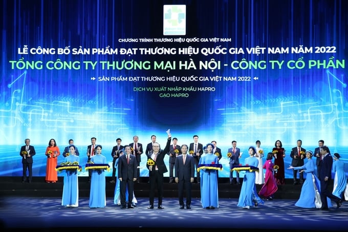 Đại diện Tổng Công ty Thương mại Hà Nội (Hapro) nhận danh hiệu'Sản phẩm đạt Thương hiệu Quốc gia Việt Nam 2022'. Ảnh: Quang Anh.