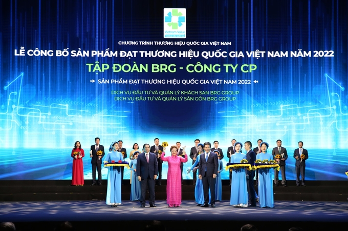 Bà Nguyễn Thị Nga, Chủ tịch Tập đoàn BRG nhận danh hiệu 'Sản phẩm đạt Thương hiệu Quốc gia Việt Nam 2022'. Ảnh: Quang Anh.