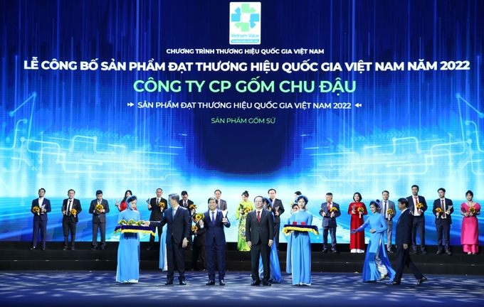 Đại diện Công ty Cổ phần Gốm Chu Đậu nhận danh hiệu 'Sản phẩm đạt Thương hiệu Quốc gia Việt Nam 2022'. Ảnh: Quang Anh.