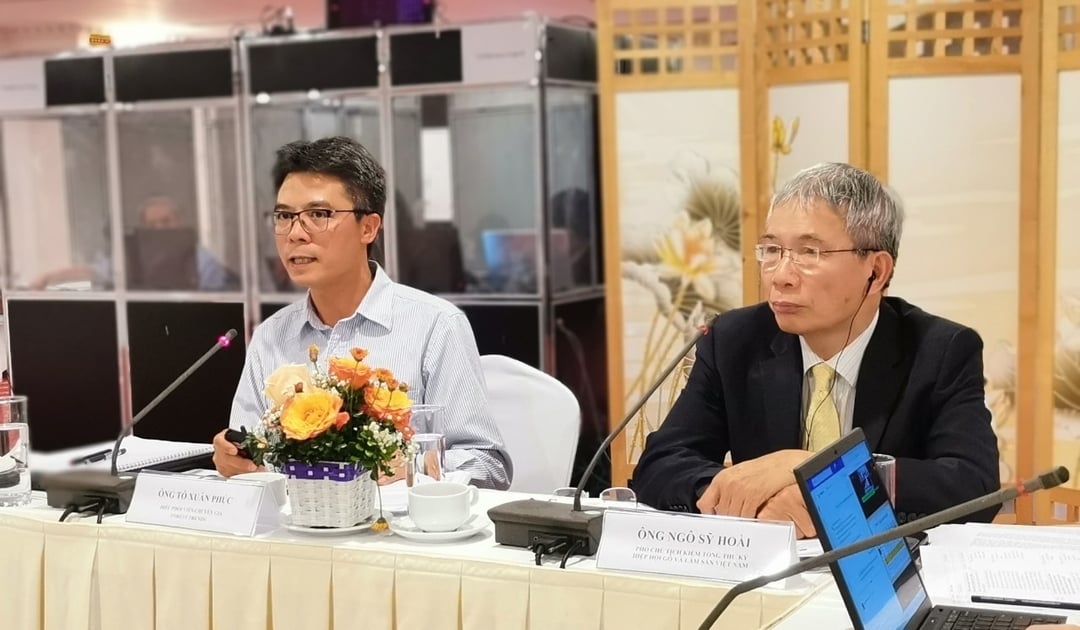 Ông Tô Xuân Phúc, chuyên gia Forest Trends và Ngô Sỹ Hoài, Phó Chủ tịch kiêm Tổng Thư ký VIFOREST.